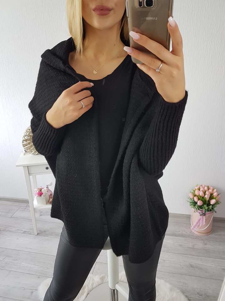 Oversize čierny pletený sveter bez zapínania