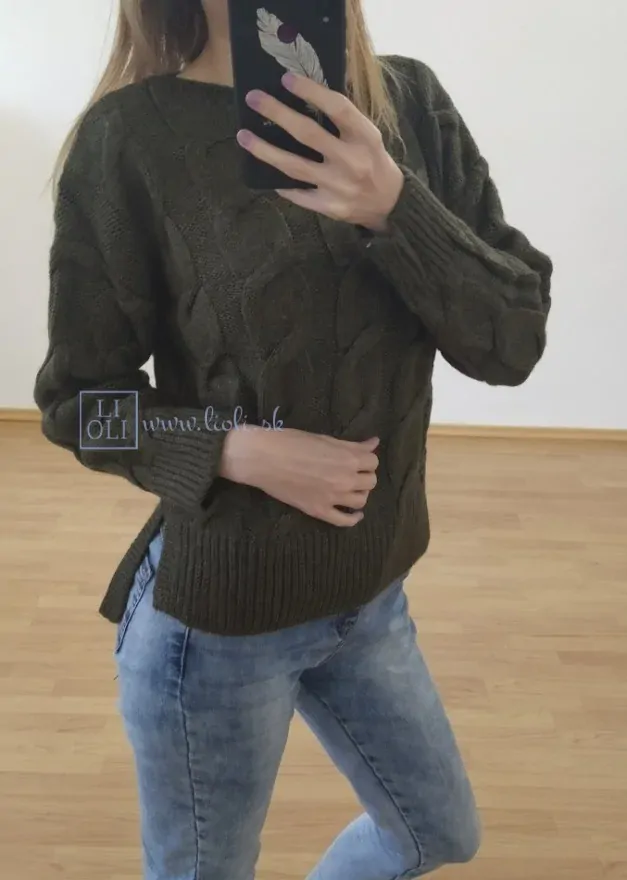Pletený olivový sveter so vzorom do pása