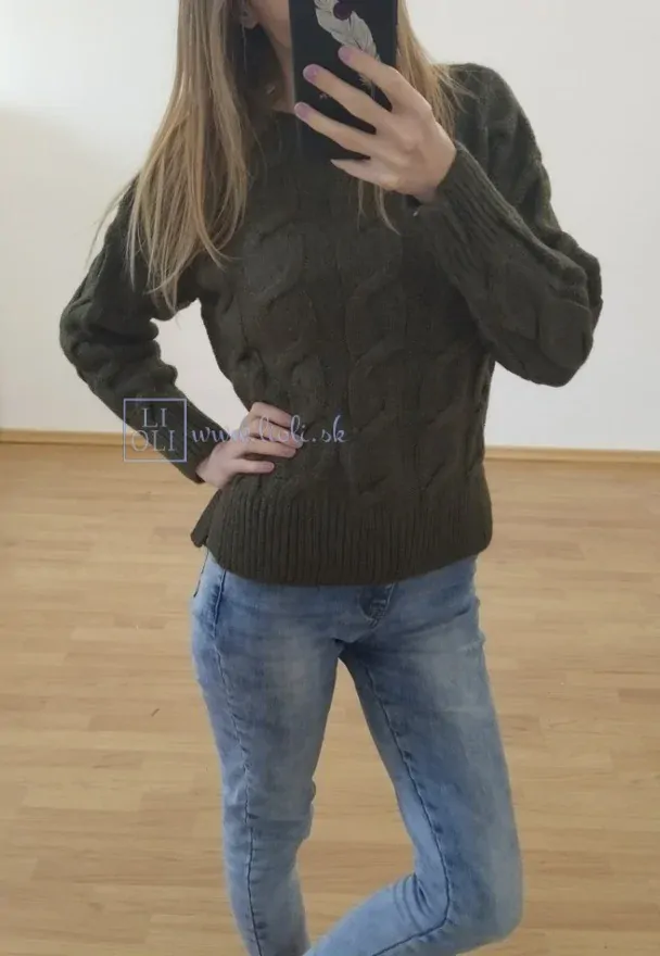 Pletený olivový sveter so vzorom do pása