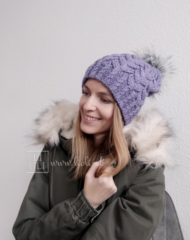Dámska pletená čiapka Daria s brmbolcom fialová