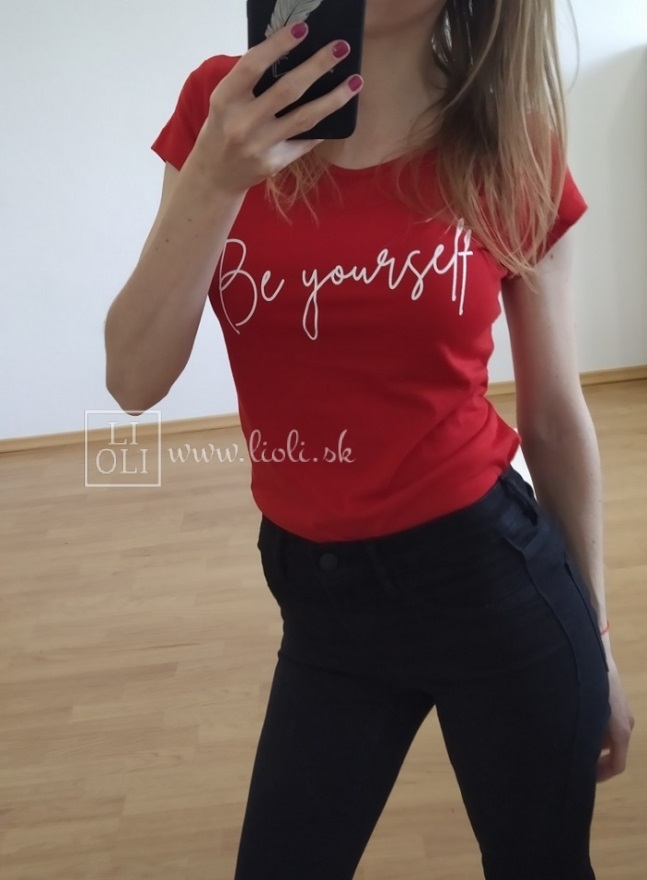Dámske červené tričko s nápisom Be Yourself