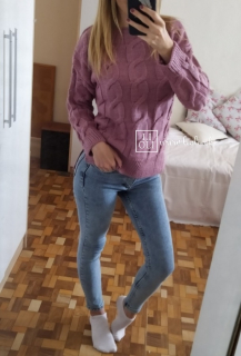 Pletený fialový sveter so vzorom do pása